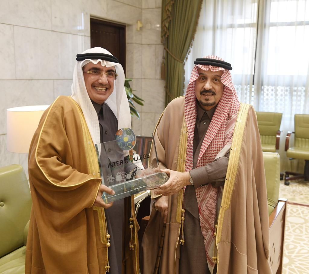 سعادة رئيس مجلس الأمناء بجامعة اليمامة أ. خالد الخضير وطلبة الجامعة في زيارة لأمير منطقة الرياض