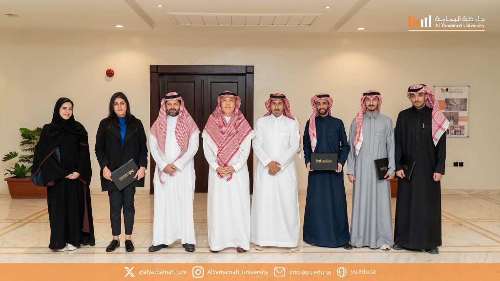 The University President honors the winning students of the Faculty of Law